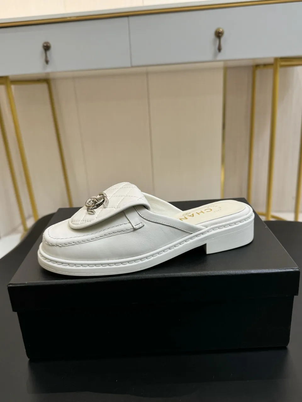 👟👟Ex-factory price 560👟👟 🔥🔥🔥Xiaoxiang official website synchronizes the high version of CHANEL 2025 Chanel top buckle exposed heel shoes, a must-have hot style for early spring, the goddess series, with the elegant and ladylike temperament of the fragrance family, super durable, irresistible, and exciting... ▪️The upper is imported sheepskin ▪️Inside imported sheep lining (same as the original) ▪️Original model opening, genuine leather outsole🇮🇹 ▪️Standard code 35- 41 42 Customized, non-returnable